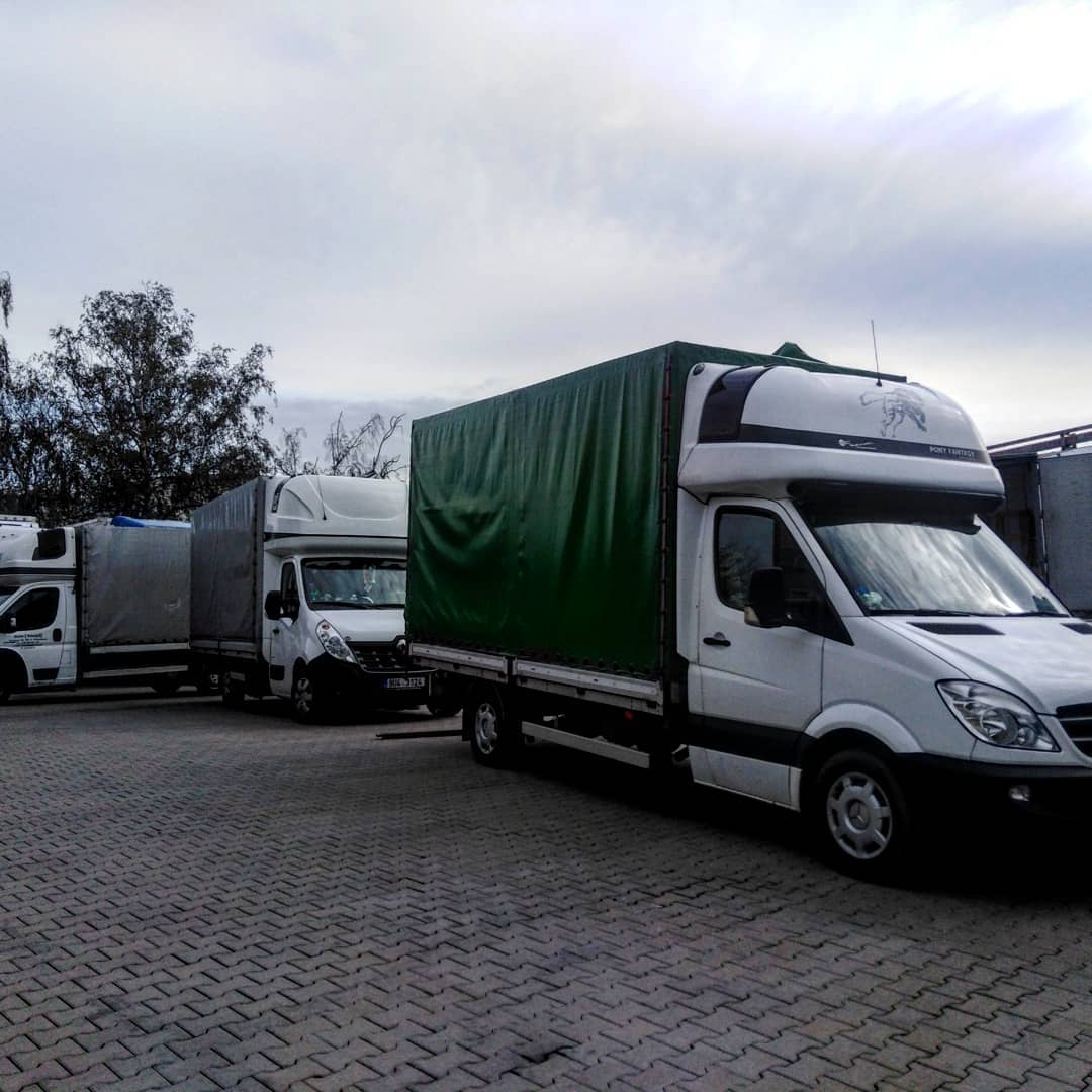 Karavana plachtových vozidel, v popředí Mercedes Sprinter