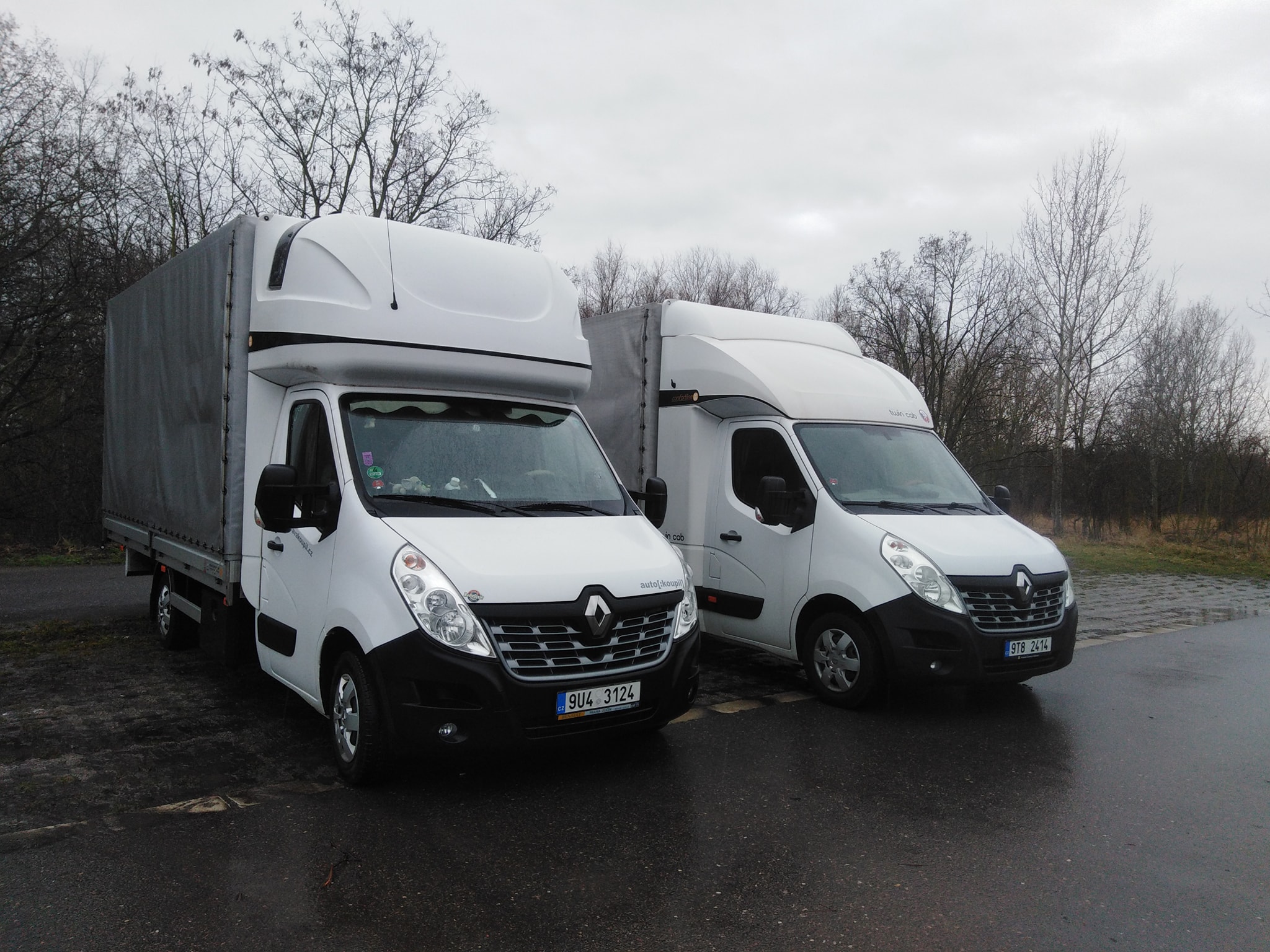 Dva nákladní vozy Renault Master